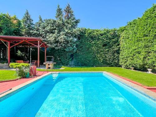 Бассейн в Villa Suburbia Budapest - Pool - Hot Tub - BBQ - Parking или поблизости
