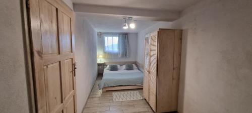 Una cama o camas en una habitación de La Merveille z Jacuzzi 795-848-628