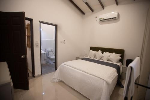 Un pat sau paturi într-o cameră la Santorini Resorts