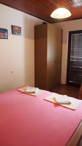 Ένα ή περισσότερα κρεβάτια σε δωμάτιο στο Apartments Dunja Hvar
