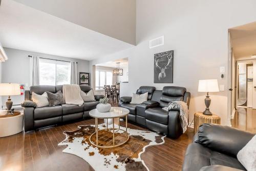 een woonkamer met een bank en een tafel bij Alpine Hideaway - Walk to Blue Mountain in Blue Mountains