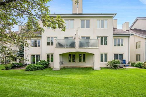 een groot wit gebouw met een gazon ervoor bij Alpine Hideaway - Walk to Blue Mountain in Blue Mountains