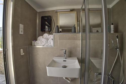 Phòng tắm tại Sofia Mountain Getaway, Crete