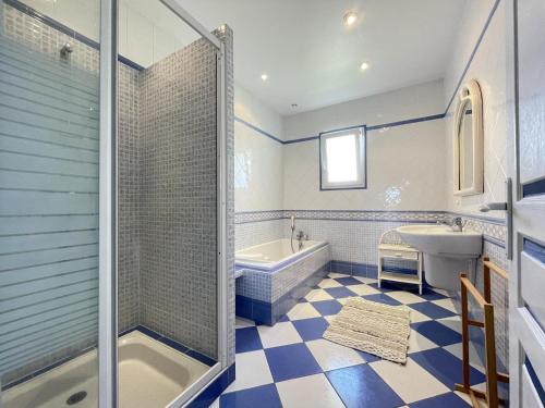 a bathroom with a shower and a tub and a sink at Loustaou in Bidache
