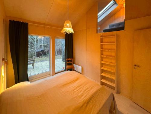 Ένα ή περισσότερα κρεβάτια σε δωμάτιο στο Architect-Designed House By Lake Juven