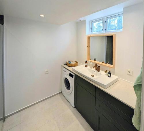 Φωτογραφία από το άλμπουμ του Architect-Designed House By Lake Juven σε Sissehult