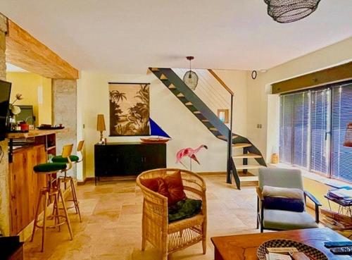 Posezení v ubytování Cottage With Natural Pool In Burgundy