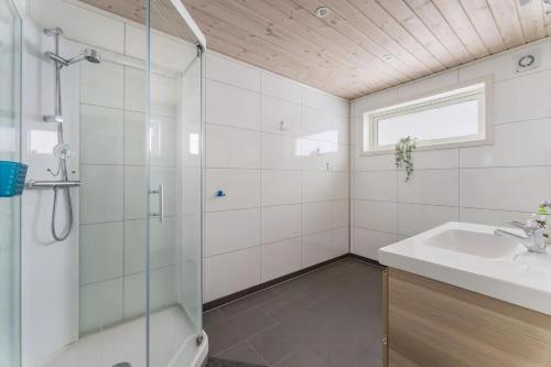 un baño con ducha y lavabo en Modern Cabin Near Maldalsvatnet And Reinsnuten, en Saudasjøen