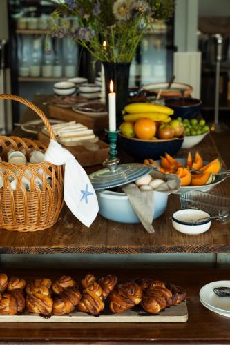 ティスヴィレライにあるHelenekilde Badehotelのパンなどの食卓