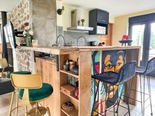 Kuchyň nebo kuchyňský kout v ubytování Cottage With Natural Pool In Burgundy