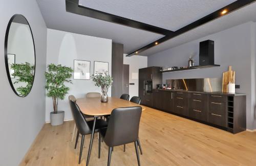 Un comedor con mesa y sillas en LL Properties - TB24 Elegant Escape w Hot-tub Access, en Akureyri