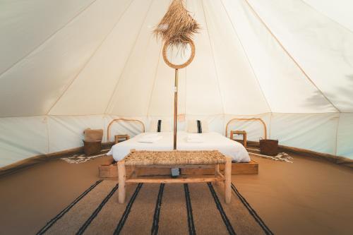 a room with a bed in a tent at HolaCamp Albufeira in Albufeira