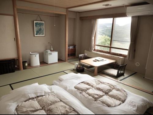 Ένα ή περισσότερα κρεβάτια σε δωμάτιο στο Nishihoppo Onsen HOTEL