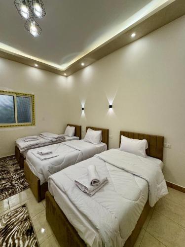 Yoya Hur Pyramids inn