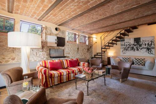 a living room with a couch and a table at Be Vedetta - Relais & Glamping - Adult Only in Scarlino