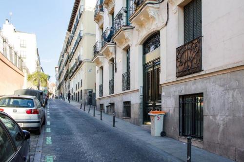 Refurbished spacious 2BD 2BTH - Malasaña