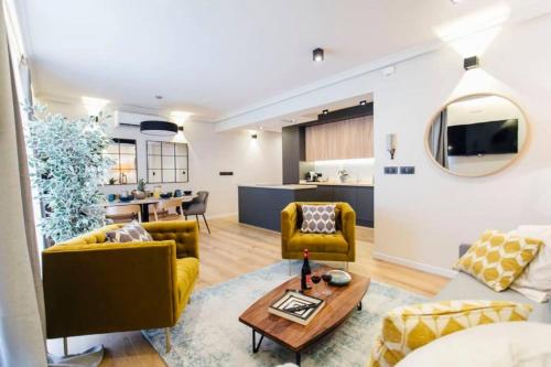 Modern attractive- 2Bd 2Bth- centric