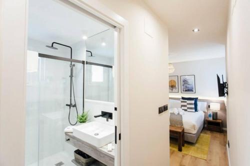 Modern attractive- 2Bd 2Bth- centric