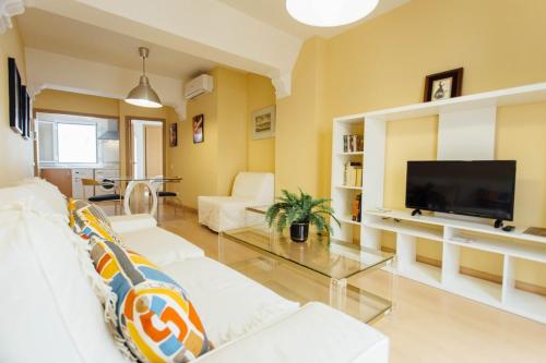 Luminous and spacious apartment b centro