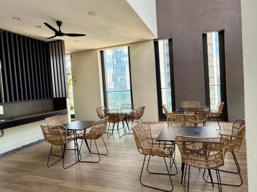 吉隆坡Lucentia Residence Skyline KL Stay的餐厅里有桌椅和窗户。