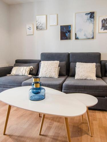 Bright and wide- 2Bd 1Bth- Center