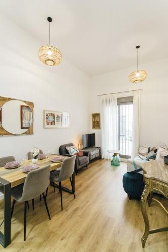 Beautiful with seasonal Pool- 1Bd 1Bth- Center
