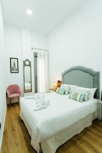 Beautiful with seasonal Pool- 1Bd 1Bth- Center