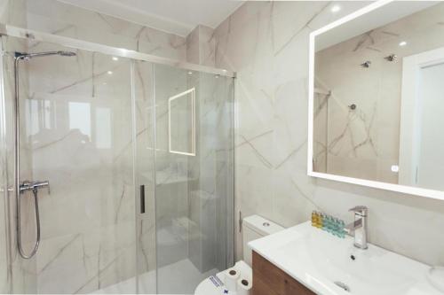 Modern with balcony- 2Bd 2Bth- San Vicente
