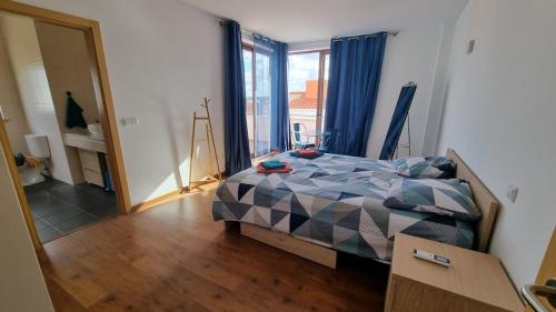 Giường trong phòng chung tại Villa Lou-One