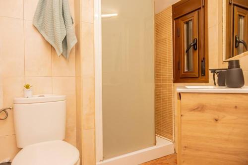 Ένα μπάνιο στο Acogedor Dúplex en Arroyo Frío con chimenea y Parking