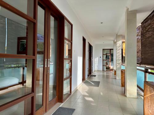 Φωτογραφία από το άλμπουμ του Villa Tepi Sungai Luxury 6-BR 4 bathroom luxury villa sleeps 14 with 15m pool in Seminyak completely renovated 24th November 2025 σε Legian