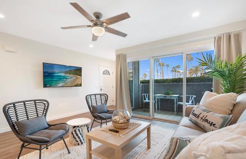 un soggiorno con divano e sedie di Sunrise & Sunset by the Sea 812-1 a Escondido Junction