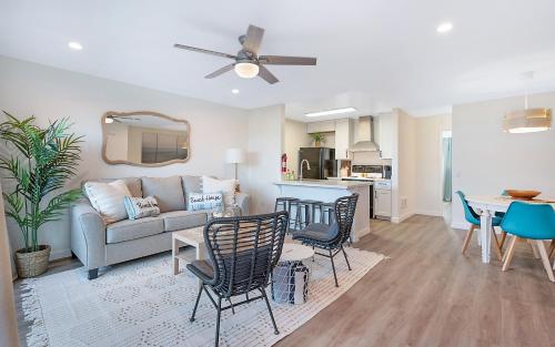 un soggiorno con un divano, un tavolo e delle sedie di Sunrise & Sunset by the Sea 812-1 a Escondido Junction