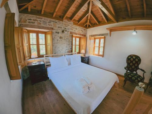 una camera da letto con un letto bianco e una sedia di Bitez Village Room a Bodrum City