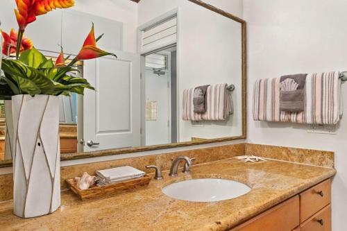 Koupelna v ubytování Napili Shores D227 · NS D227 OceanFront Resort w Pool