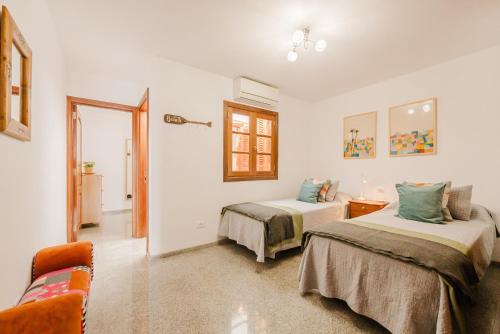 een kamer met twee bedden en een bank erin bij Playa Chica apartment in Puerto del Carmen