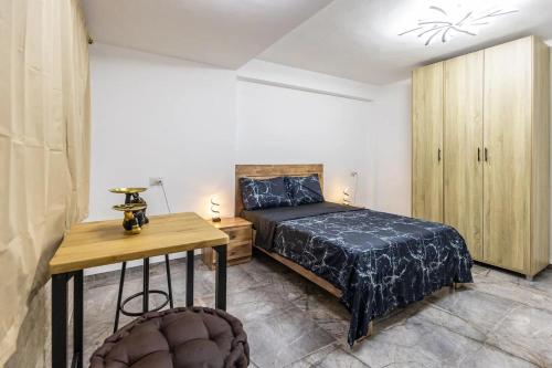 Giường trong phòng chung tại הפנינה של סוניה