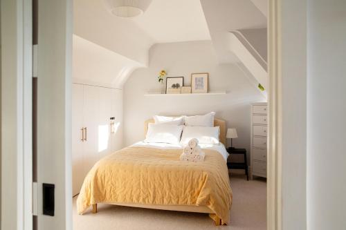a bedroom with a bed with a teddy bear sitting on it at Oxfordshire Country Escape, 3 Bed Getaway in Long Wittenham