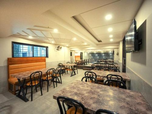 TV a/nebo společenská místnost v ubytování Hotel Signature, Nagpur