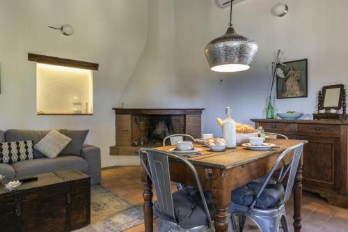 un soggiorno con un tavolo e un divano di Panoramic Apartment In 17Th Century Farmhouse a Villa del Monte