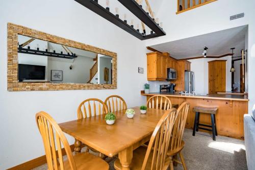 Køkken eller tekøkken på Out of the Blue - Shuttle to Blue Walk & Trails