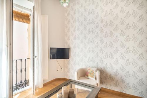 Beautiful and bright- 1Bd 1Bth- Center