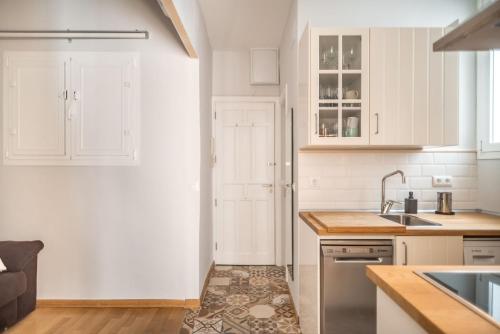Beautiful and bright- 1Bd 1Bth- Center