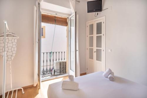 Beautiful and bright- 1Bd 1Bth- Center