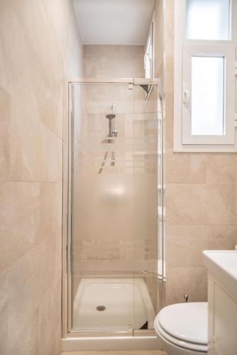 Beautiful and bright- 1Bd 1Bth- Center