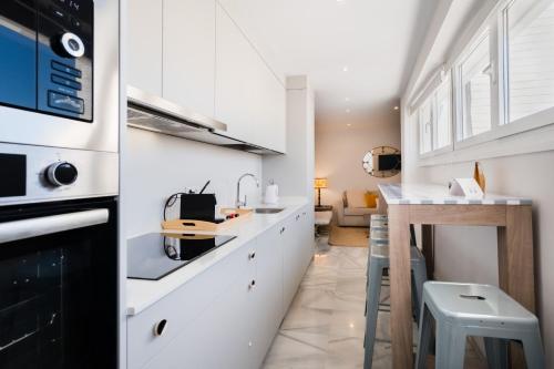 Wide bright- 2Bd 2Bth- Cathedral