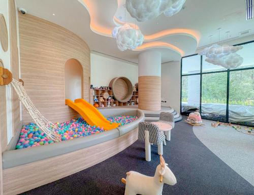 Khu vực ghế ngồi tại Laya Resort - Forest View Studio