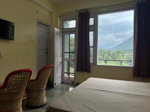 Nespecifikovaný výhled na hory nebo výhled na hory při pohledu z penzionu