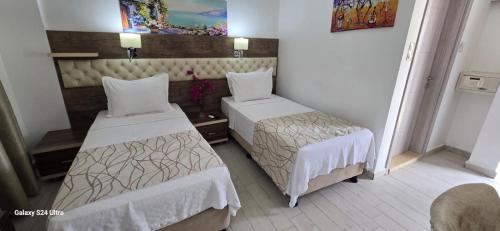ein Hotelzimmer mit zwei Betten in einem Zimmer in der Unterkunft Manuela Boutique Hotel Bitez in Bitez