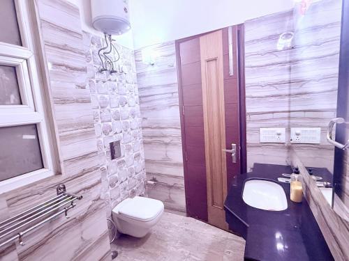 un baño con inodoro y lavabo en Star Inn, en Jāmb